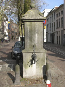 905536 Afbeelding van de hardstenen pomp op de Breedstraat te Utrecht.